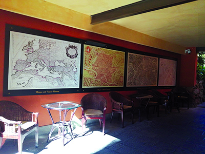 Allestimento mappe di Roma albergo Aventino